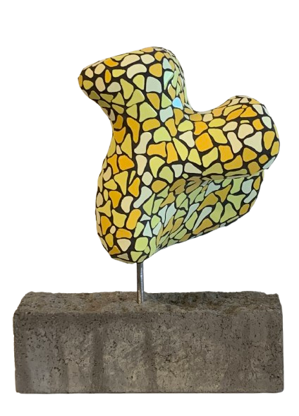 Abstracte mozaïeksculptuur met gele, blauwe en grijze stenen op een betonnen sokkel.