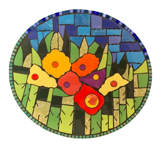 Abstracte bloemenmozaïek in een cirkelvormig frame met gele, rode en oranje bloemen tegen een blauwgroene tegelachtergrond.