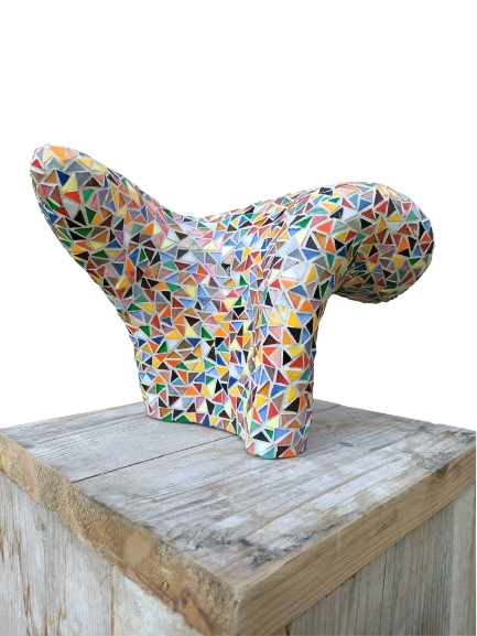 Kleurrijke mozaïeksculptuur op een verweerde houten sokkel tegen een witte achtergrond.