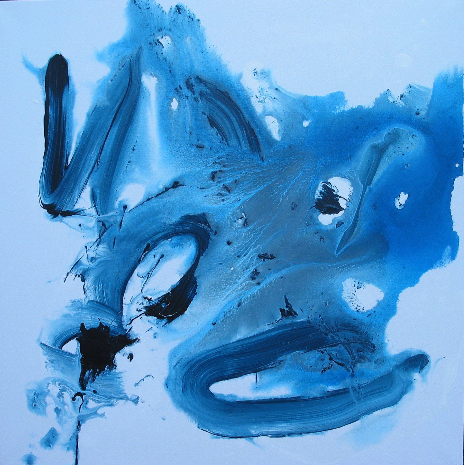Blauw abstract schilderij met krachtige penseelstreken en donkere accenten op een lichte achtergrond.