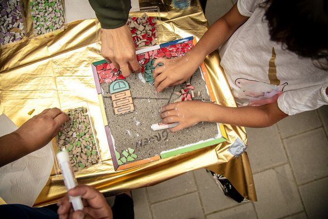 Kinderen maken een mozaïek.
