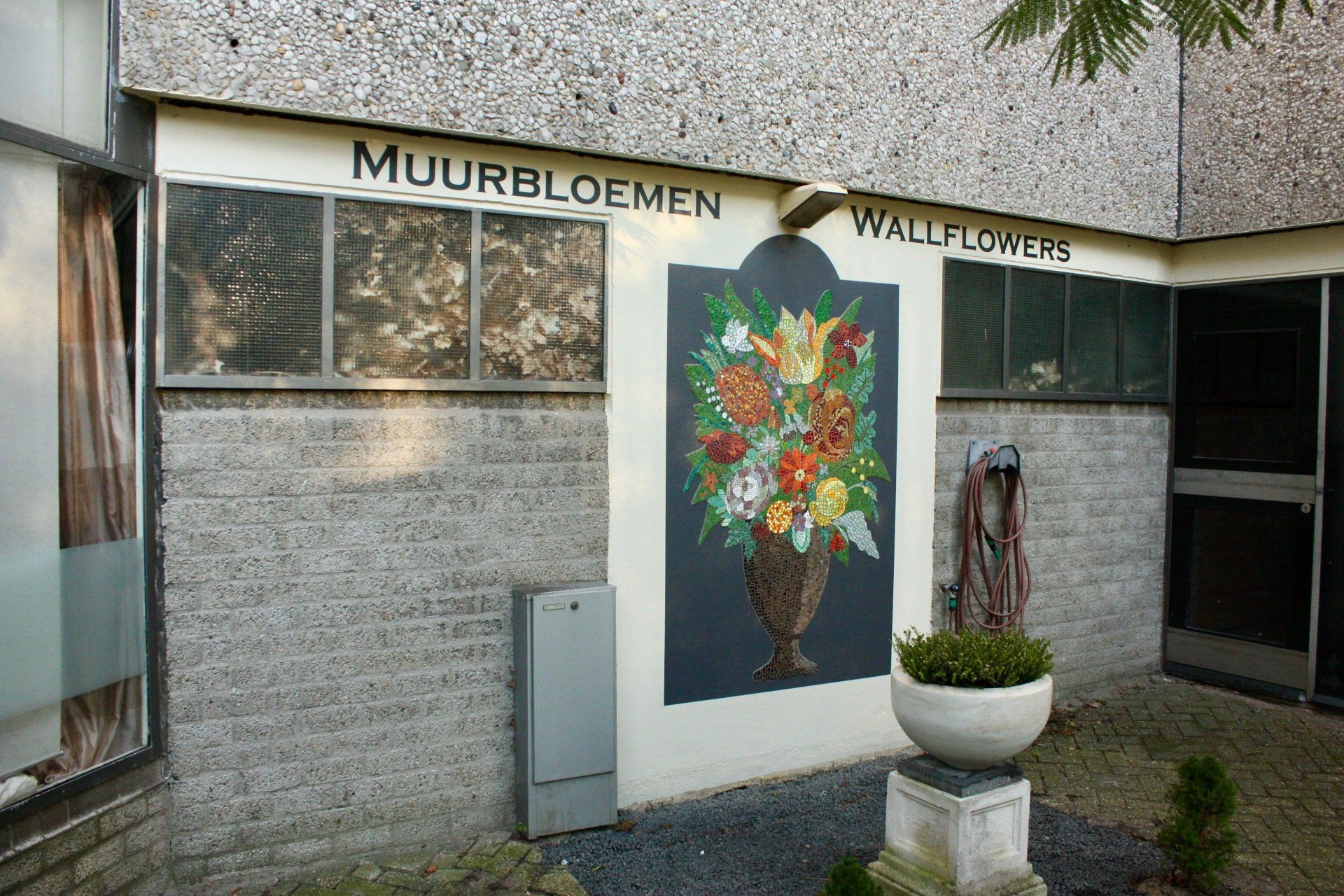 Ingang van een bloemenwinkel met een 