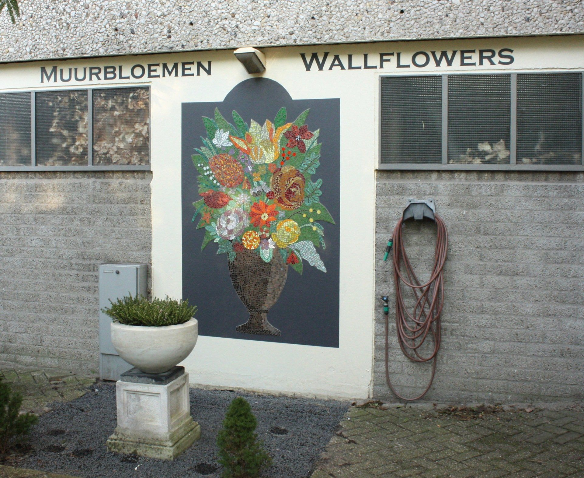 Muurschildering op de gevel van een gebouw met de tekst 