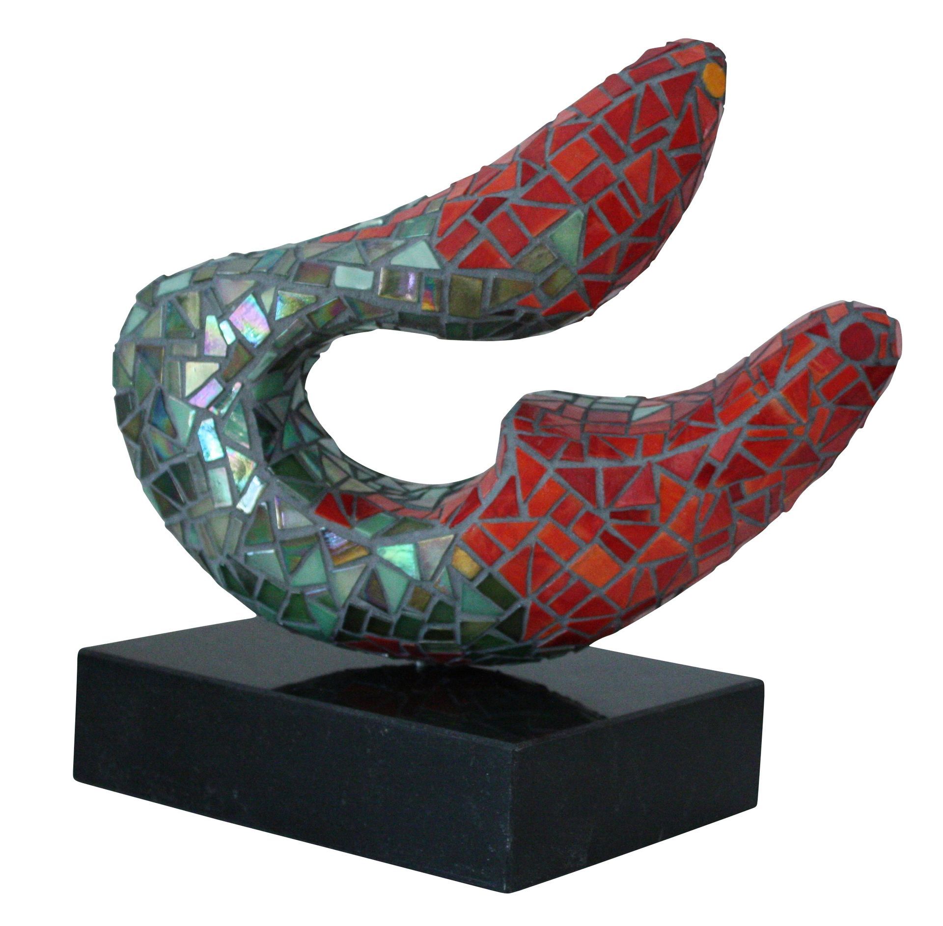 Abstracte mozaïeksculptuur in rood en zilver op een zwarte sokkel.