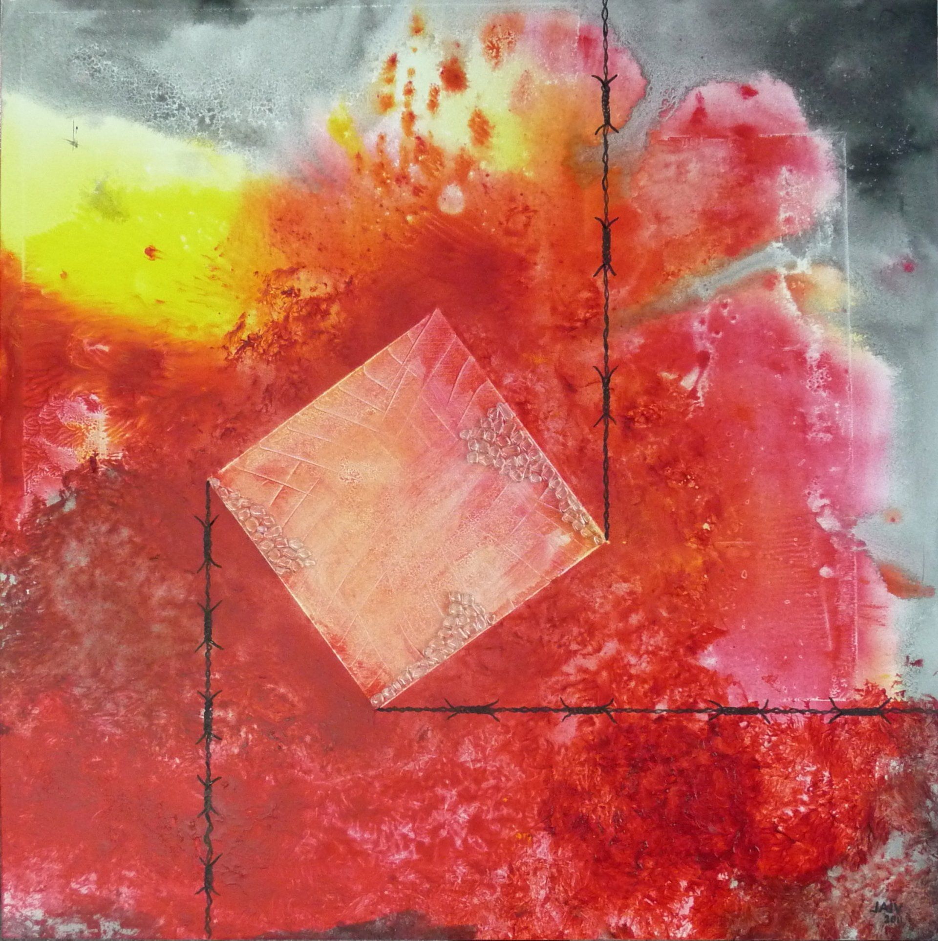 Abstracte, rood-gele, getextureerde schildering met een lichtroze, schuin geplaatst vierkant en donkere rasterlijnen.
