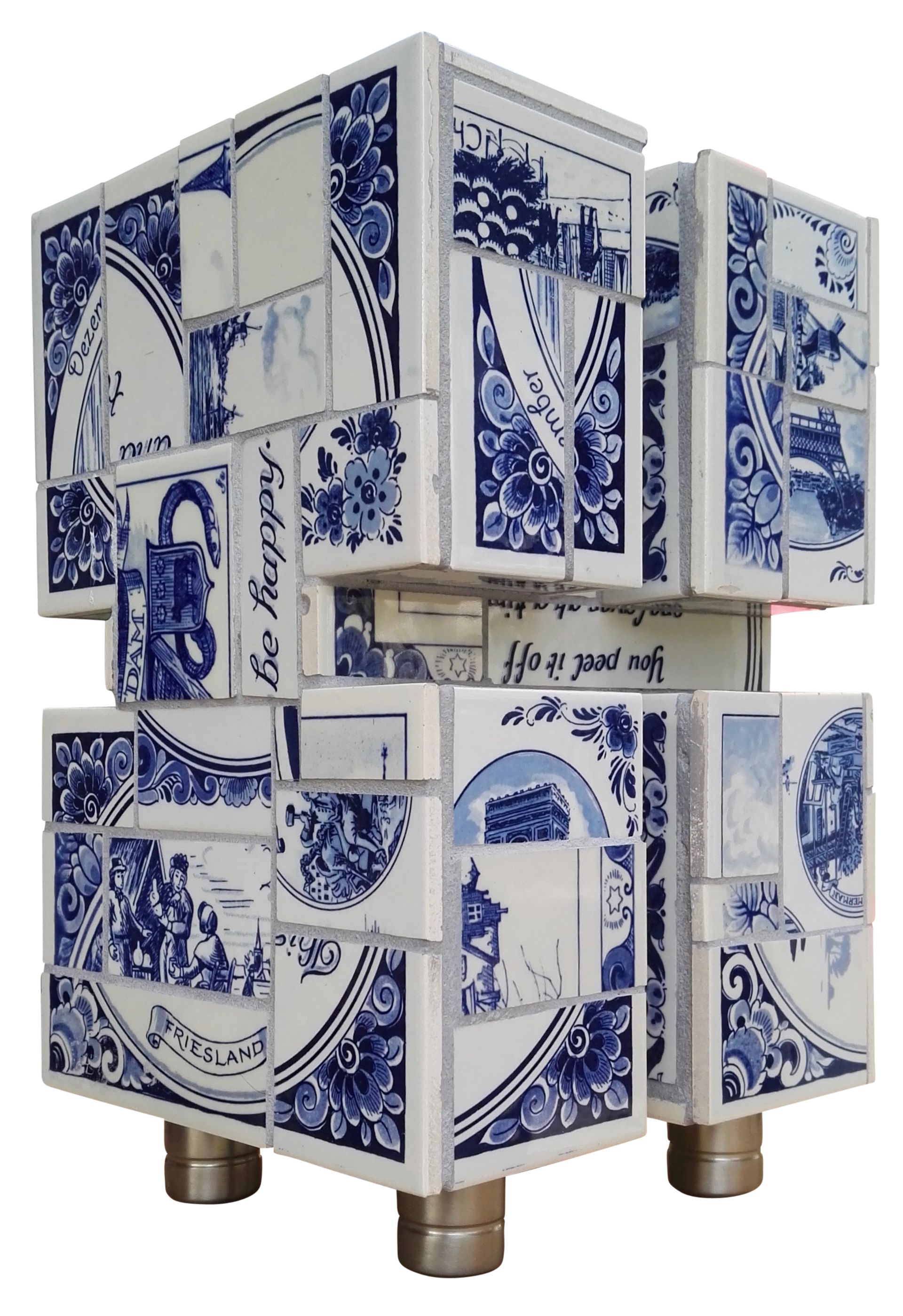 Modern kastje met blauw-wit patroon op vier korte poten, met kubusvormige vakken en decoratieve panelen.