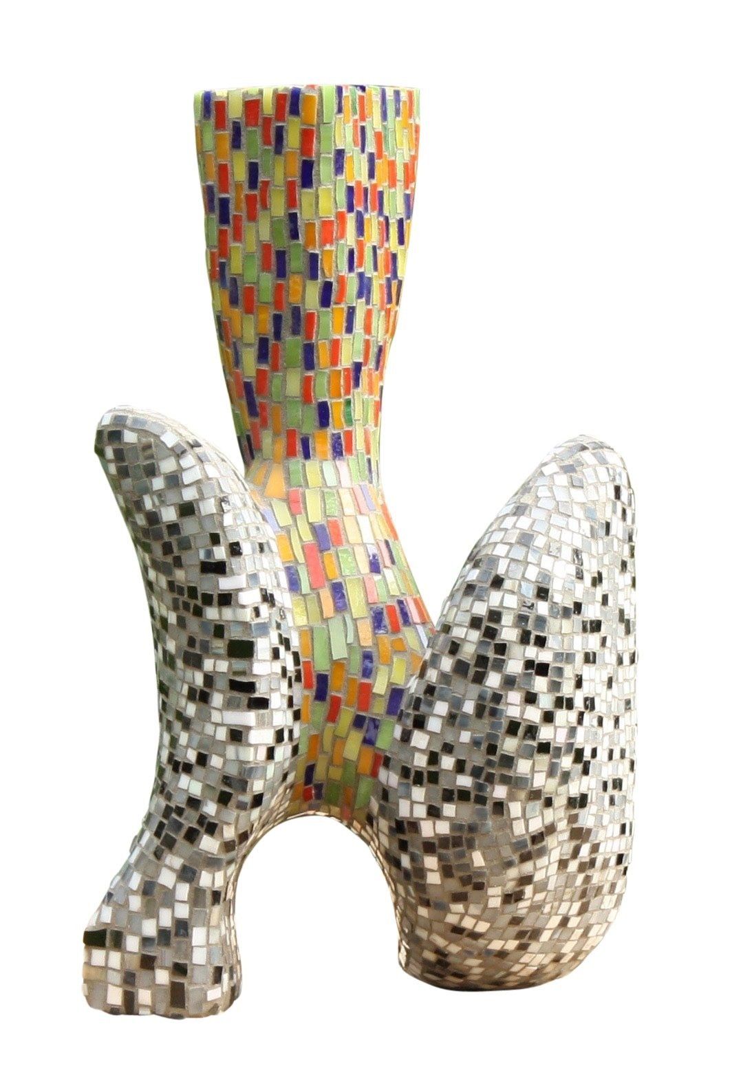 Abstracte mozaïeksculptuur met een veelkleurig middenstuk en twee zilver-witte, gedessineerde zijvormen.