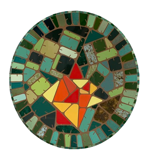 Abstracte cirkelvormige mozaïek met groene rand en een rood-oranje geometrische ster in het midden.