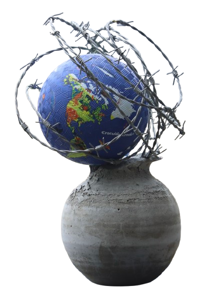 Een kleine wereldbol, omwikkeld met prikkeldraad, staat op een grijs, vaasvormig voetstuk.
