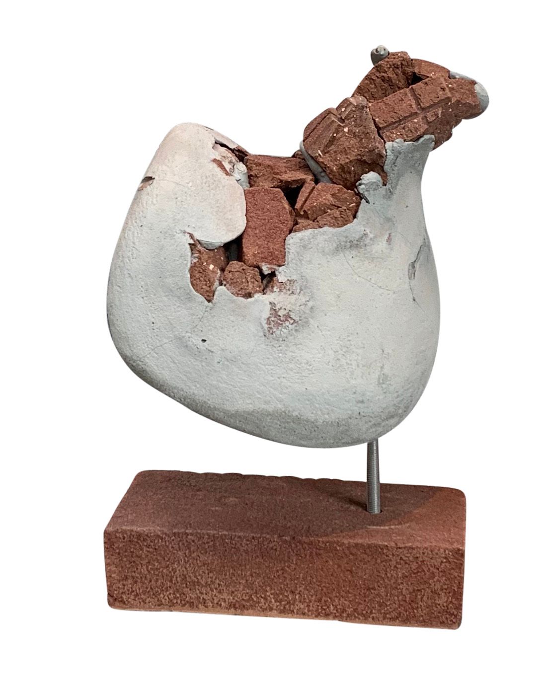 Gebroken wit keramisch beeldhouwwerk, gemonteerd op een rode bakstenen sokkel met een zichtbaar bruin interieur.