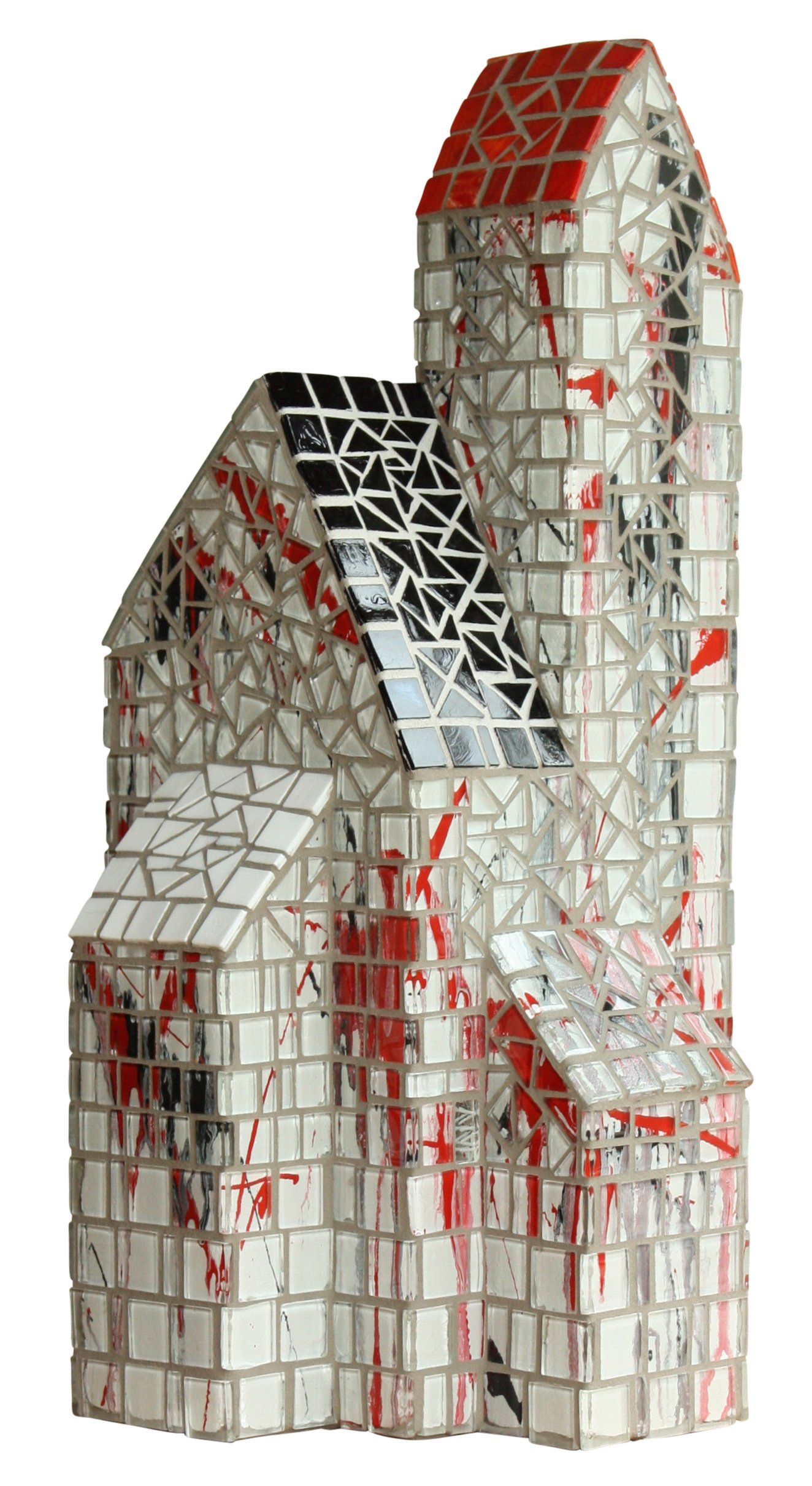 Abstracte, spiegelende huissculpturen met rood-witte mozaïekoppervlakken, waaronder een hoge, gewelfde toren.