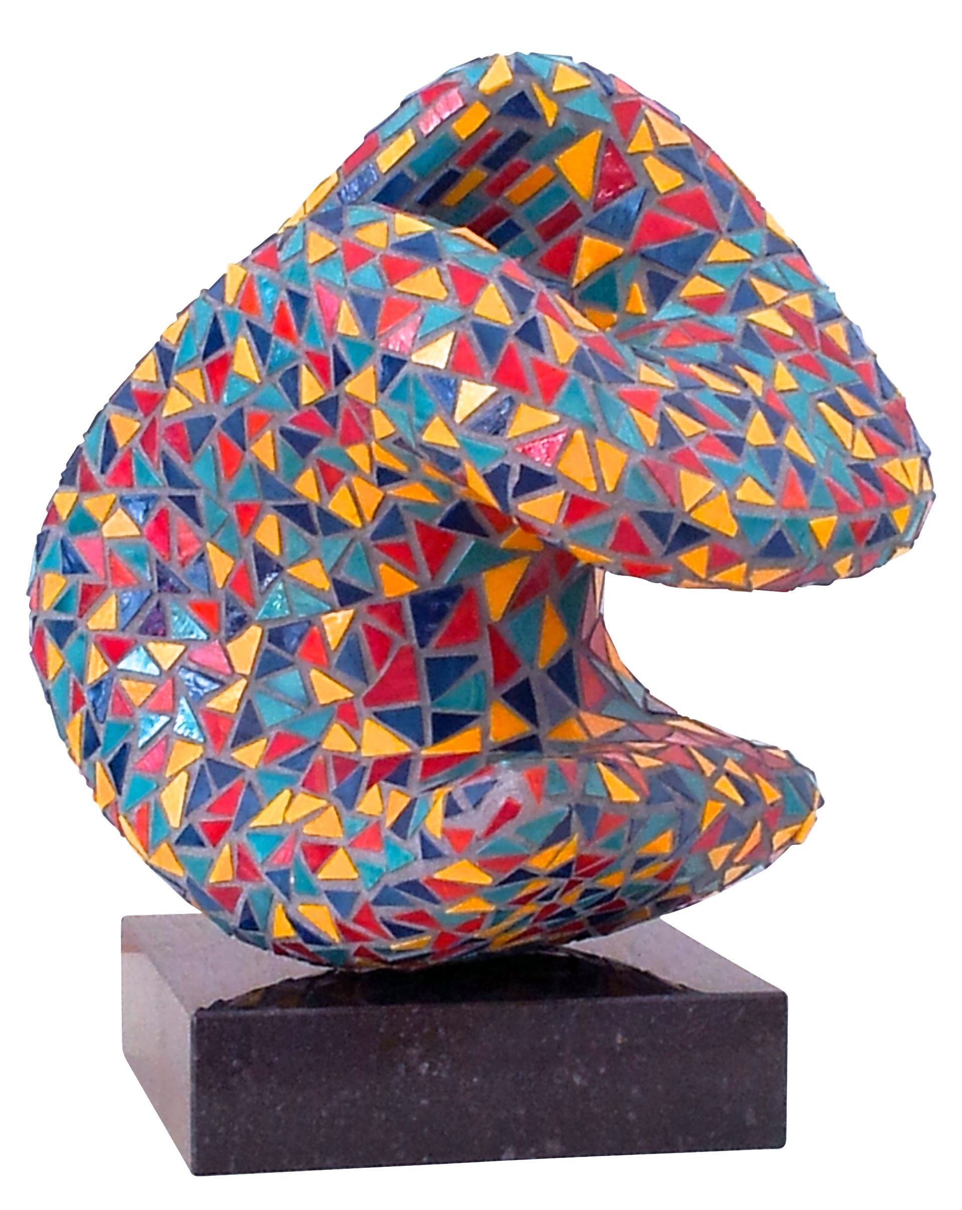 Kleurrijke mozaïek abstracte sculptuur op een donkere vierkante sokkel.