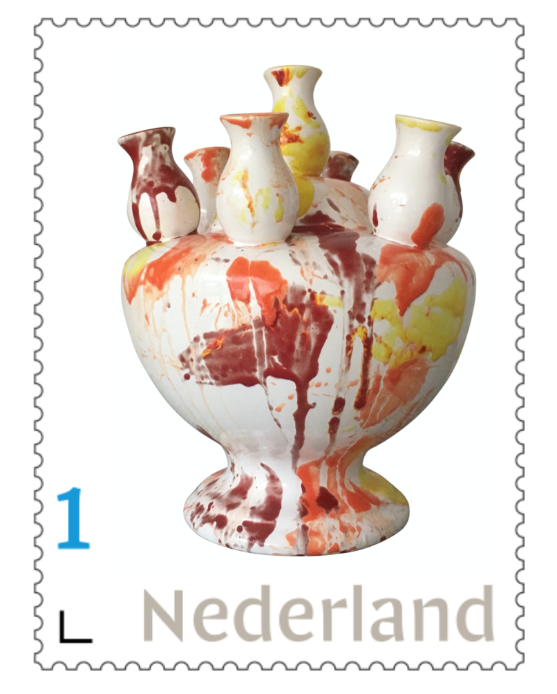 Nederlandse postzegel met een afbeelding van een witte vaas met kleurrijke verfspatten en -druppels.