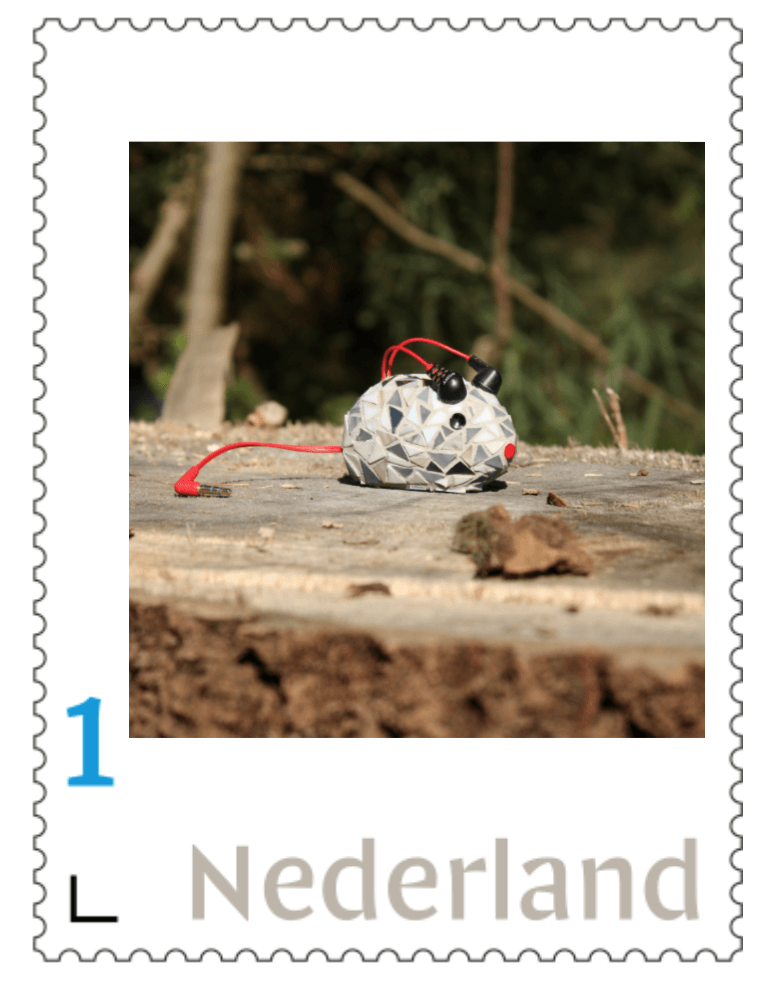 Nederlandse stempel met een kleine, met graffiti bekladde steen op een pad, gemerkt met 