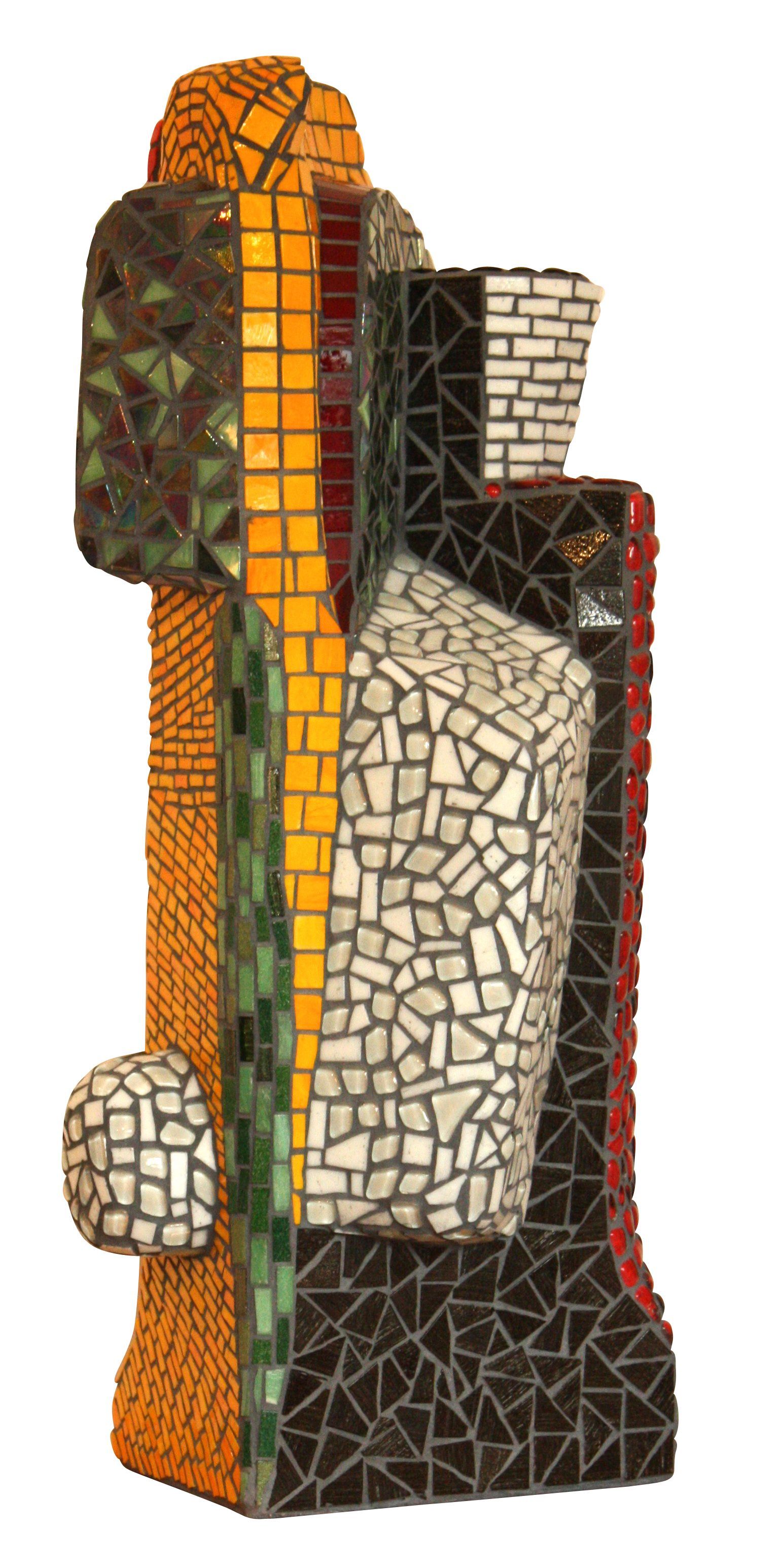 Een sculptuur van steen en metaal, een abstracte figuur in oranje, witte, zwarte en grijze tegels.