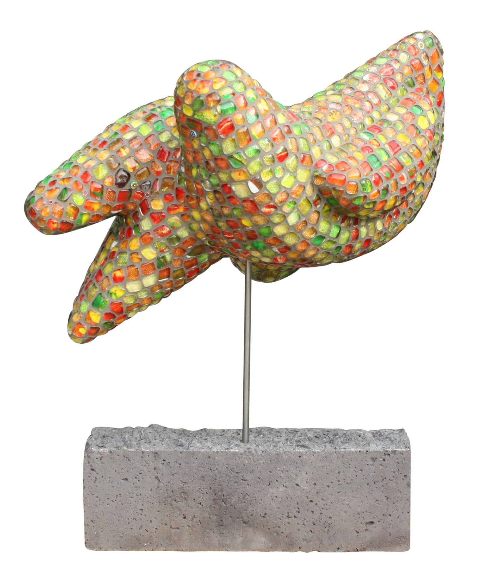 Kleurrijke mozaïek vogelsculptuur op een metalen staaf met een betonnen voet.