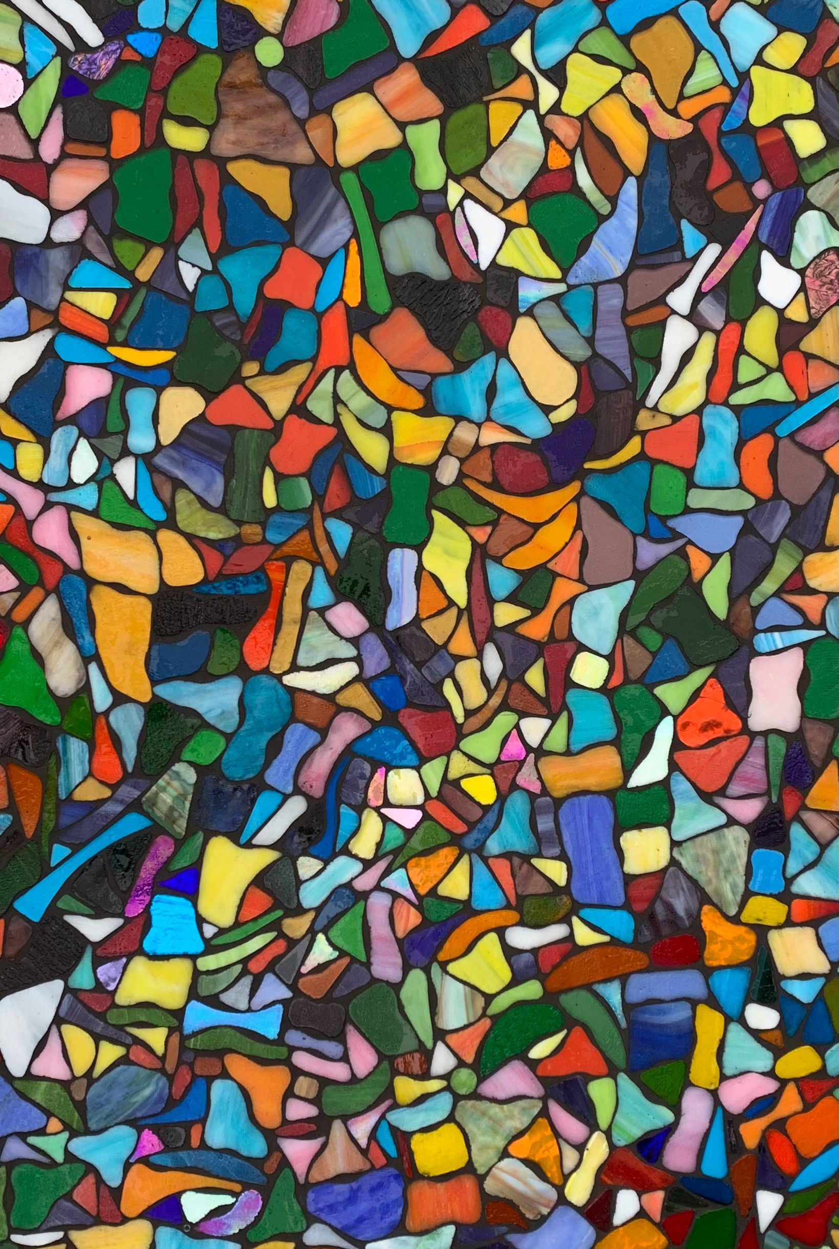 Kleurrijk abstract mozaïek van onregelmatige, glas-in-loodachtige vormen in vele heldere kleuren.