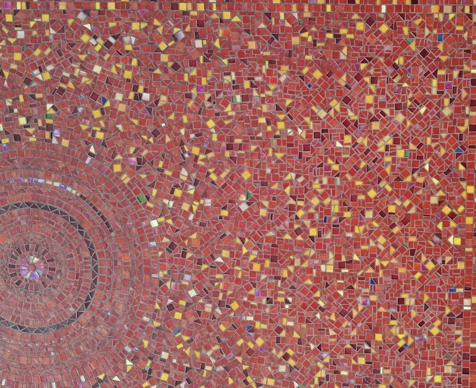 Abstract rood en geel mozaïekpatroon met een cirkelvormig spiraalmotief aan de linkerkant.