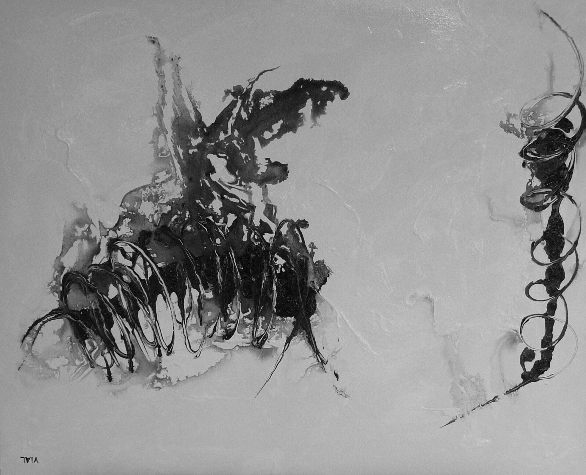 Abstracte schets met zwarte inkt op grijs papier.