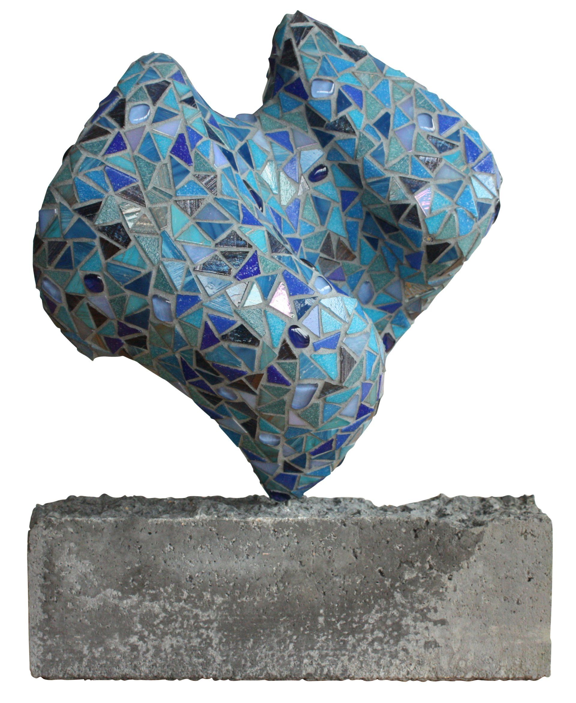 Abstracte blauwe mozaïeksculptuur gemonteerd op een grijze rechthoekige sokkel.