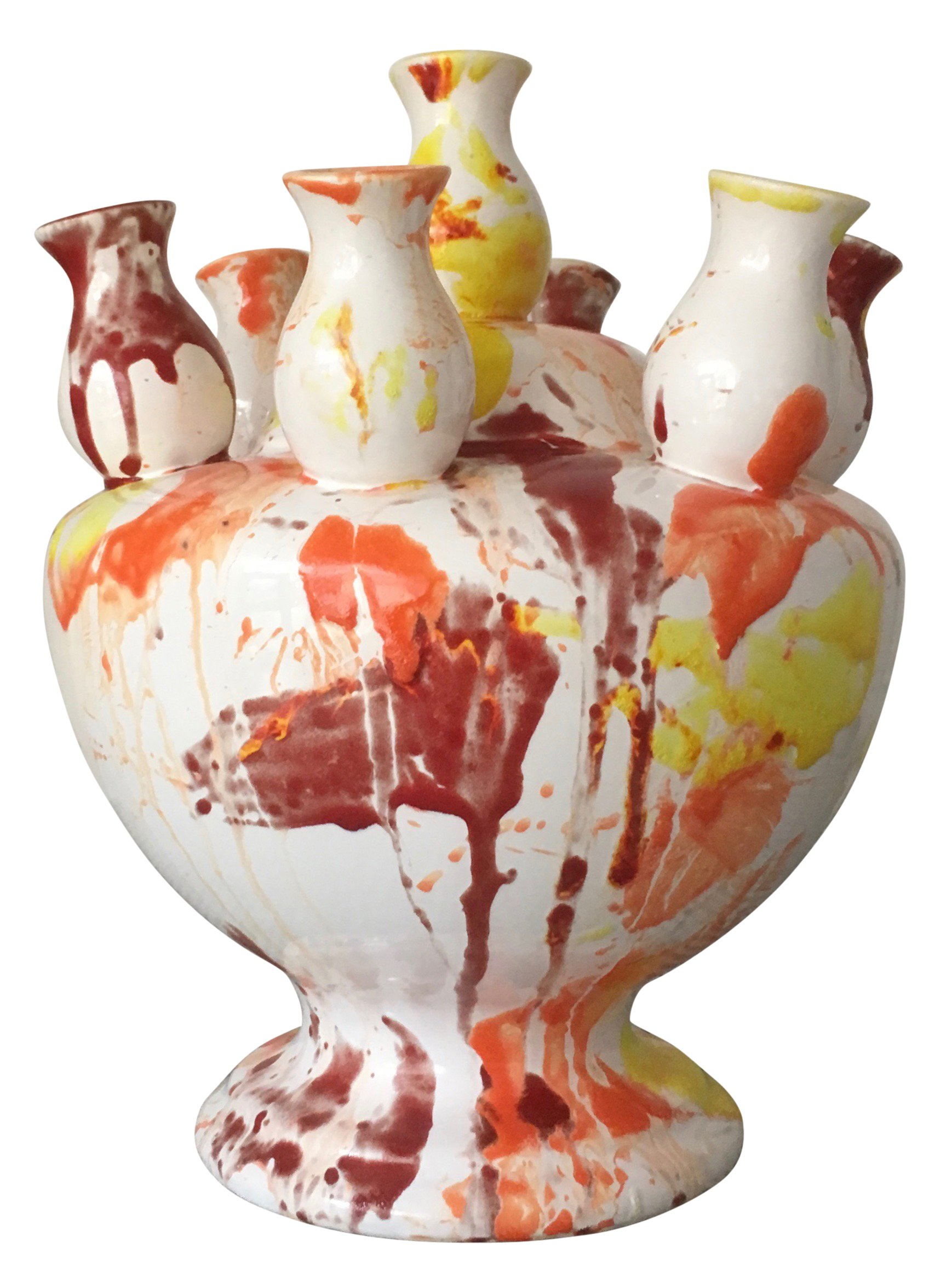 Abstracte witte keramische vaas met kleurrijke oranje, rode en gele druppelglazuur op een effen achtergrond.