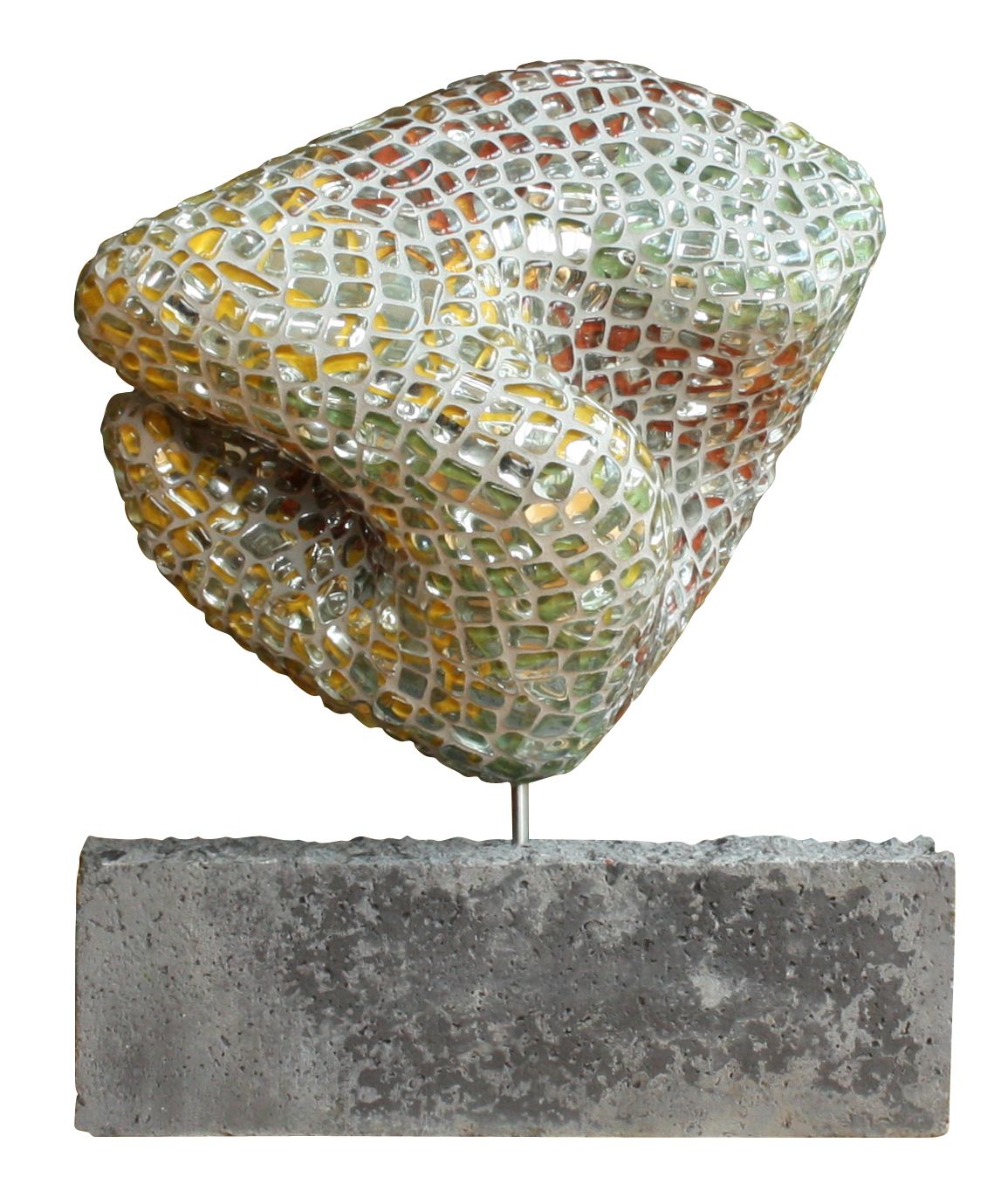 Abstracte mozaïeksculptuur op een betonnen sokkel.