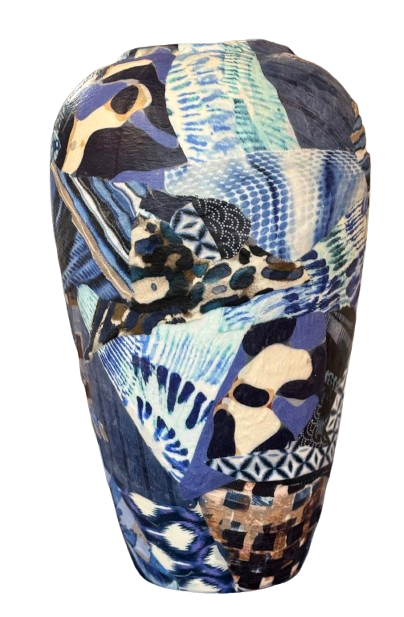 Abstracte vaas met een patroon in blauw, zwart en crème, met een textielontwerp in patchworkstijl.