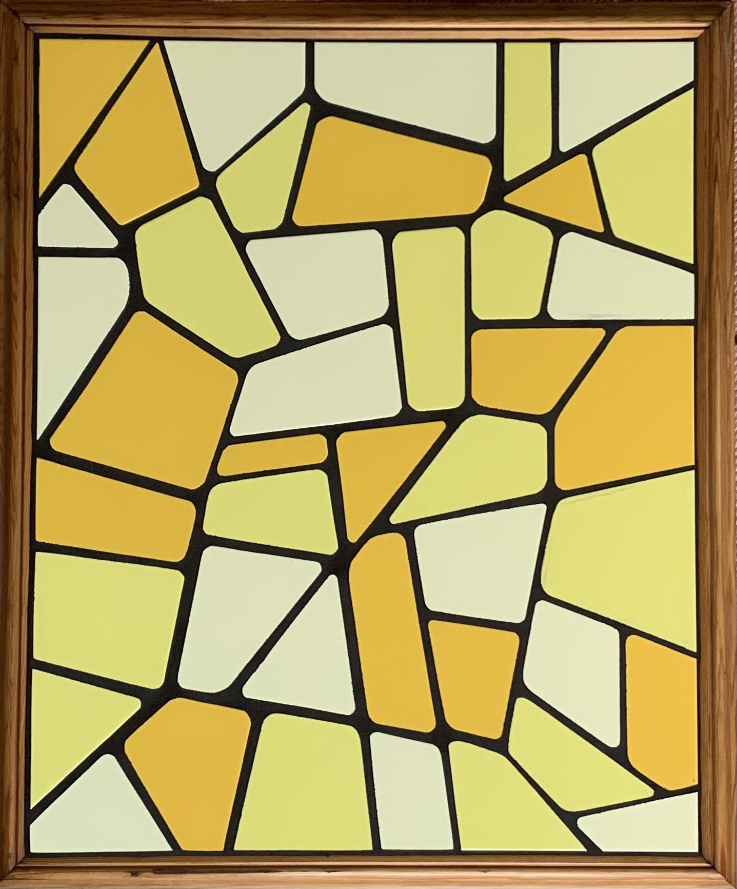 Abstracte mozaïek in glas-in-loodstijl met onregelmatige gele, crèmekleurige en donker omlijnde stukjes in een houten frame.