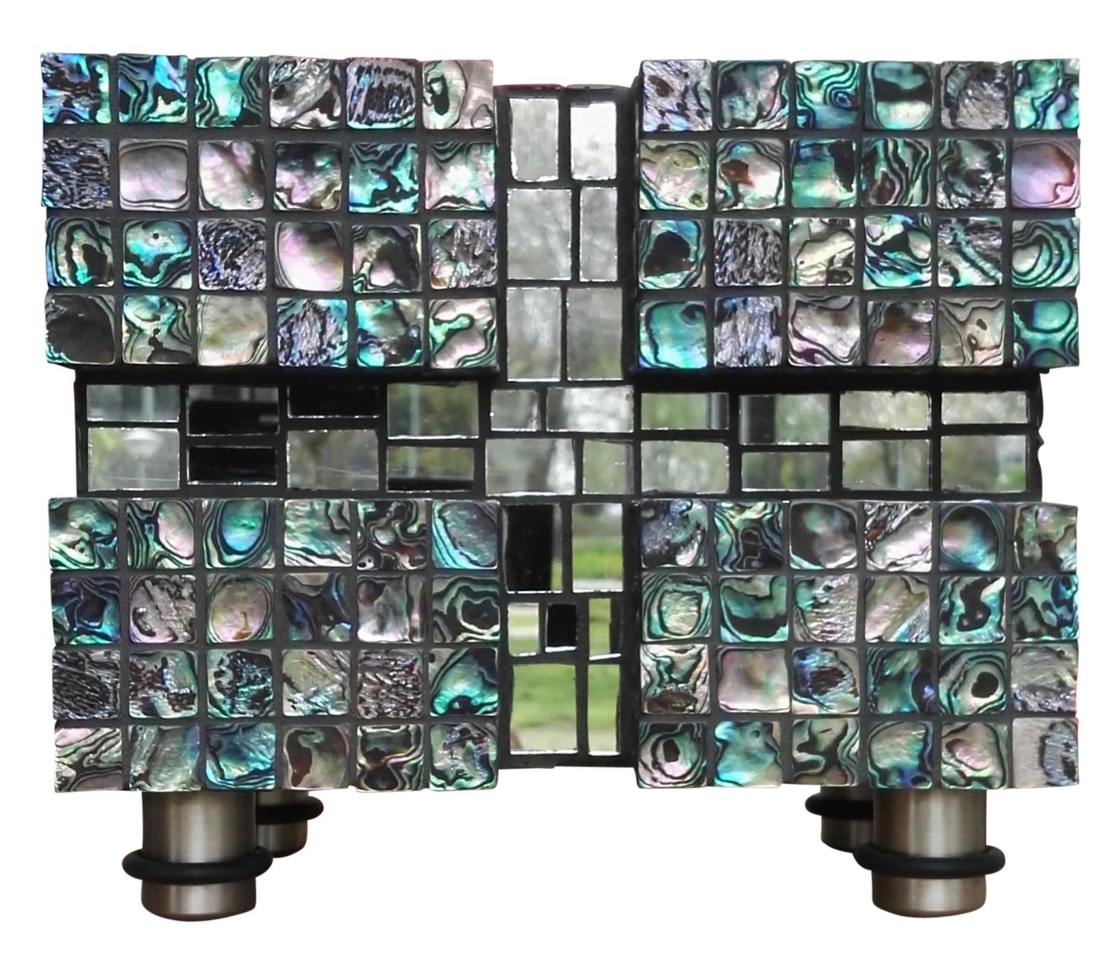 Geometrische mozaïeklamp met turquoise, paarse en zilveren tegels op twee zwarte poten.