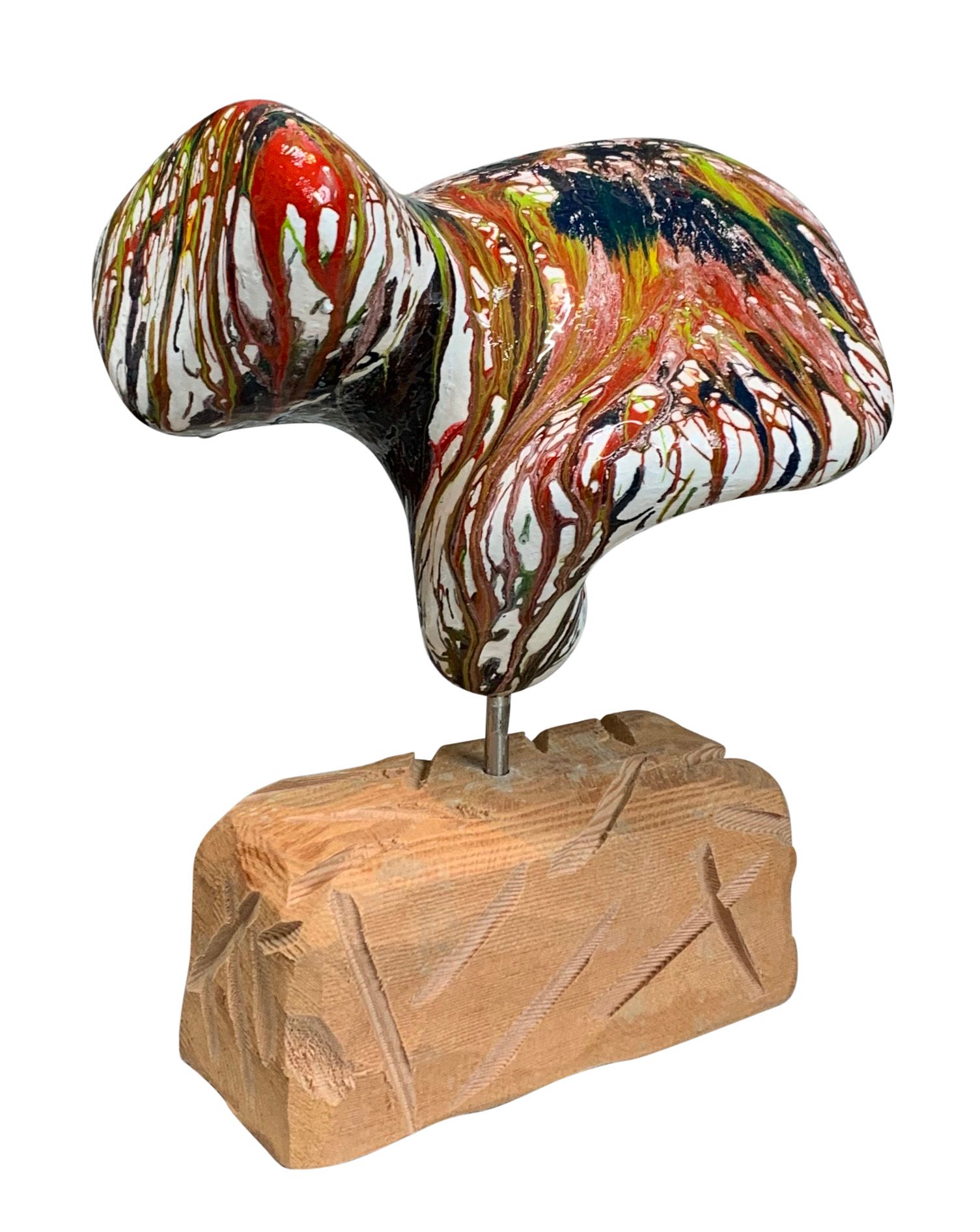 Abstracte, veelkleurige sculptuur op een houten sokkel, met rode, oranje, groene en witte verfspatten.
