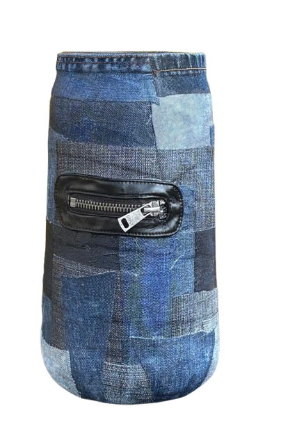 Blauwe patchwork denim etui met ritssluiting, een zwart voorvak en een zilverkleurige ritssluiting.