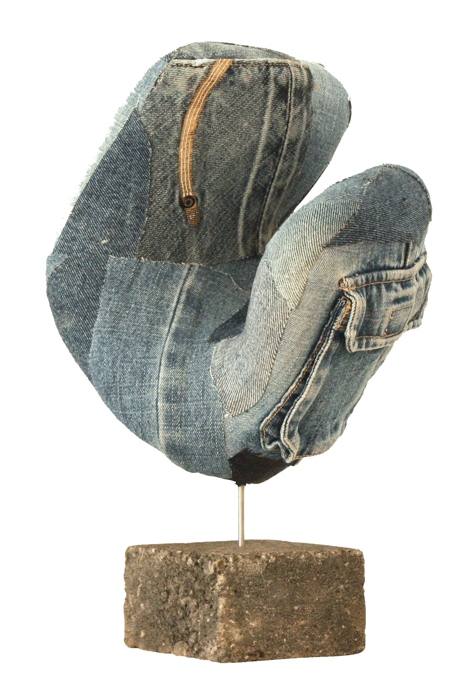 Abstracte blauwgrijze sculptuur op een sokkel, met een gestructureerde, gebogen vorm en oranje naaddetails.