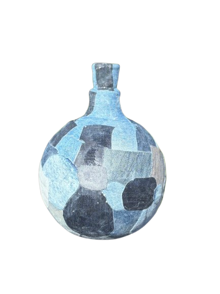 Blauwe mozaïek glazen vaas met een ronde romp en smalle hals op een witte achtergrond
