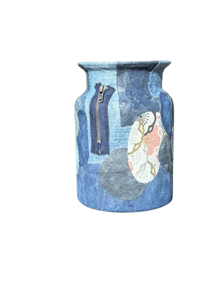 Blauwe keramische pot met beschilderde figuren en decoratieve patronen.