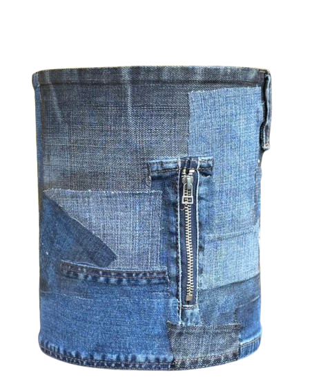 Blauwe denim etui met ritssluiting, gemaakt van gerecyclede spijkerbroeken, met een voorvak en gerafelde zoom.