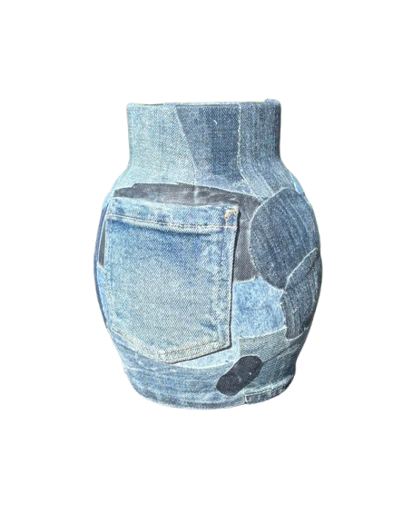 Blauwe denim patchwork vaas met een voorvak en naden in jeansstijl.