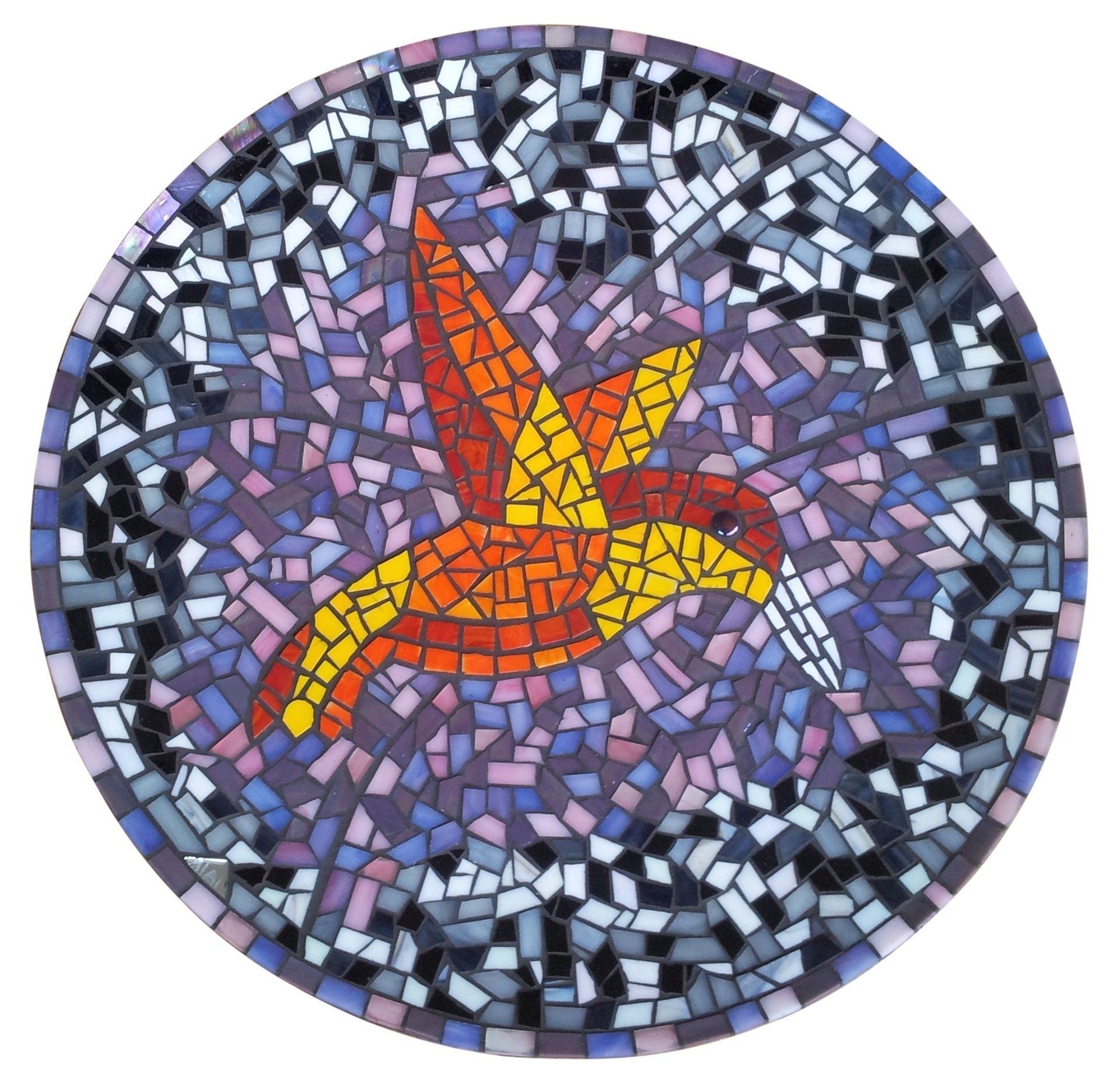 Een oranje en gele vogel in mozaïekstijl in vlucht op een cirkelvormige blauw-paarse achtergrond.