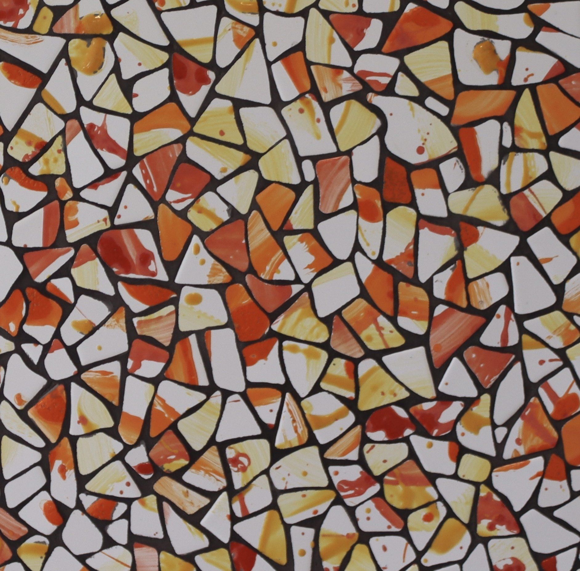 Abstracte mozaïek van onregelmatige witte, grijze, oranje en gele glasachtige scherven met donkere voeglijnen.