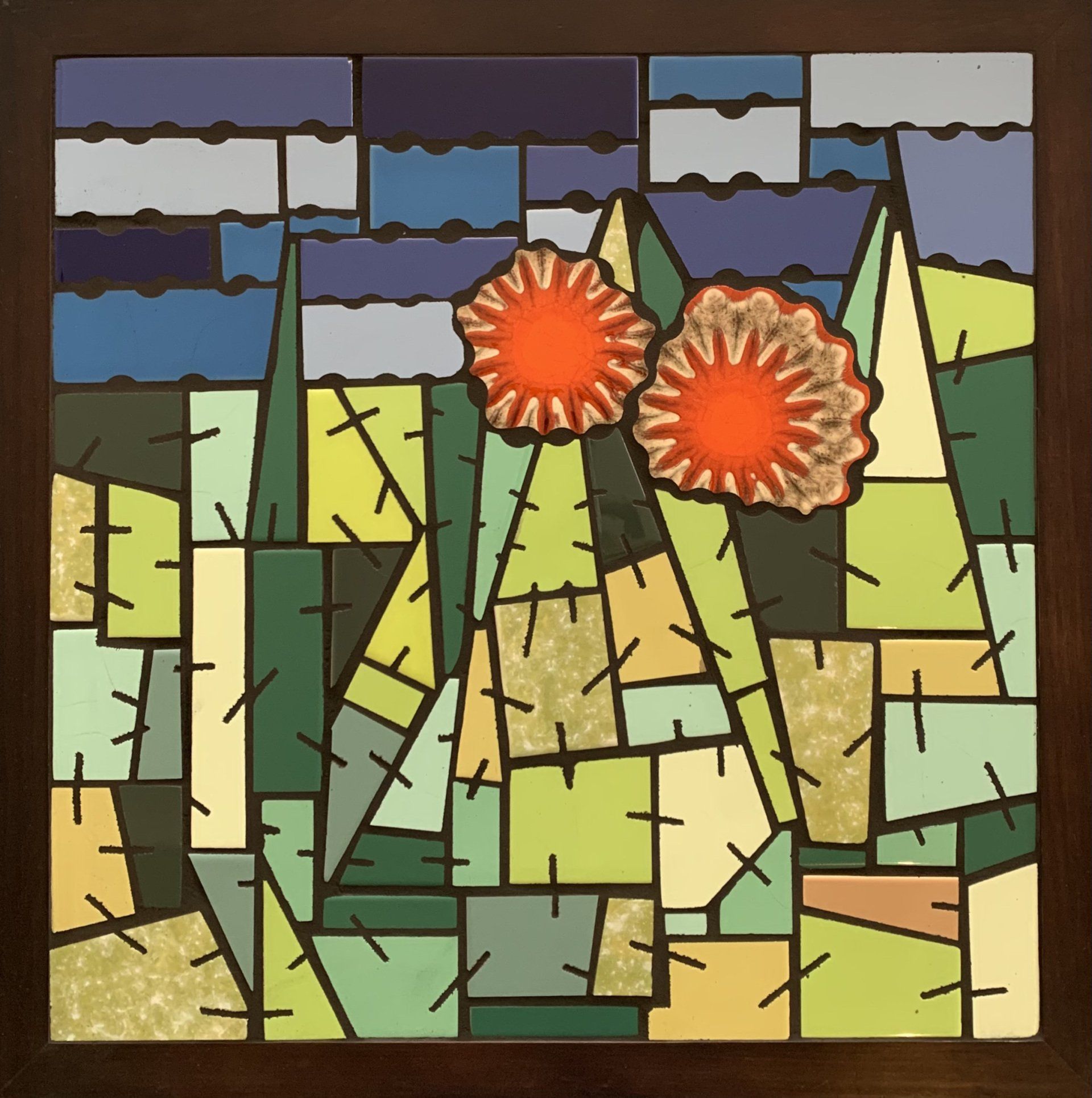 Abstracte bloemen in glas-in-loodstijl met oranje bloesems en groene stengels tegen een blauwe lucht.