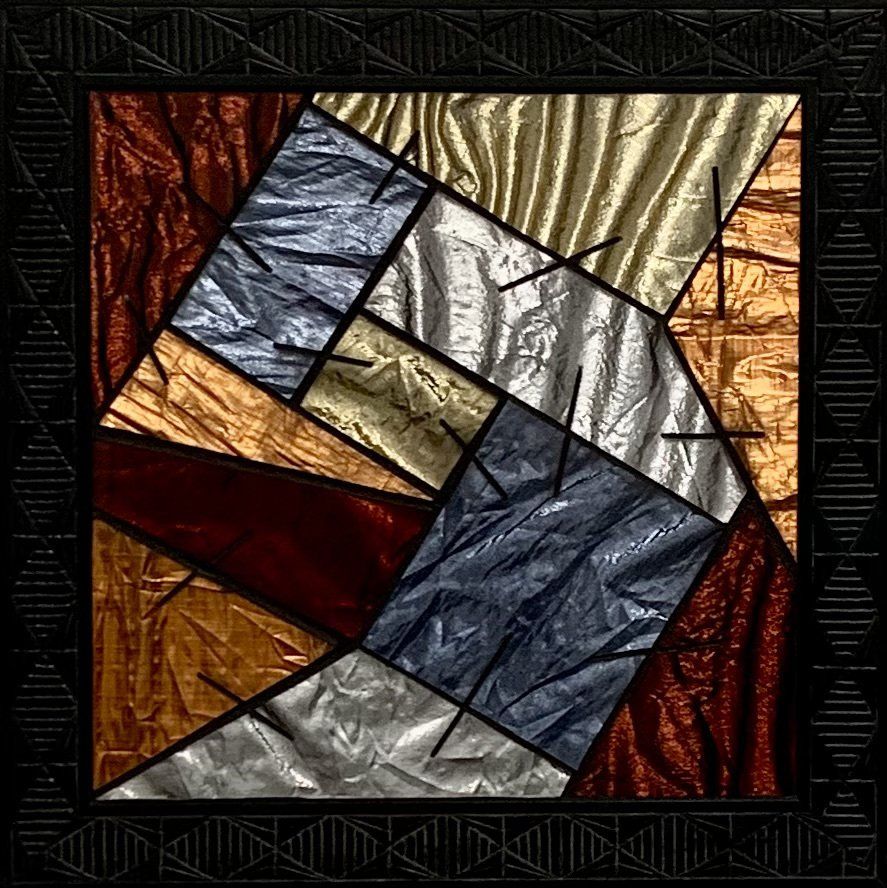 Abstracte geometrische mozaïek in glas-in-loodstijl met gelaagde metalen panelen in rode, blauwe, gouden en zilveren tinten.