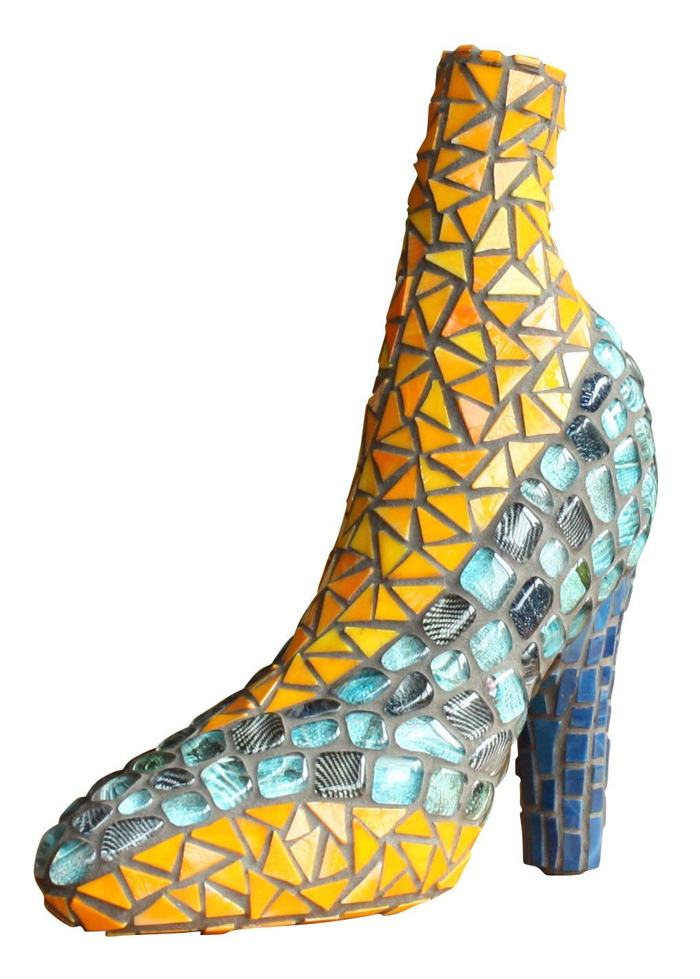 Mozaïeklaars met hoge hak in oranje, blauw en zilver met een driehoekig tegelpatroon.