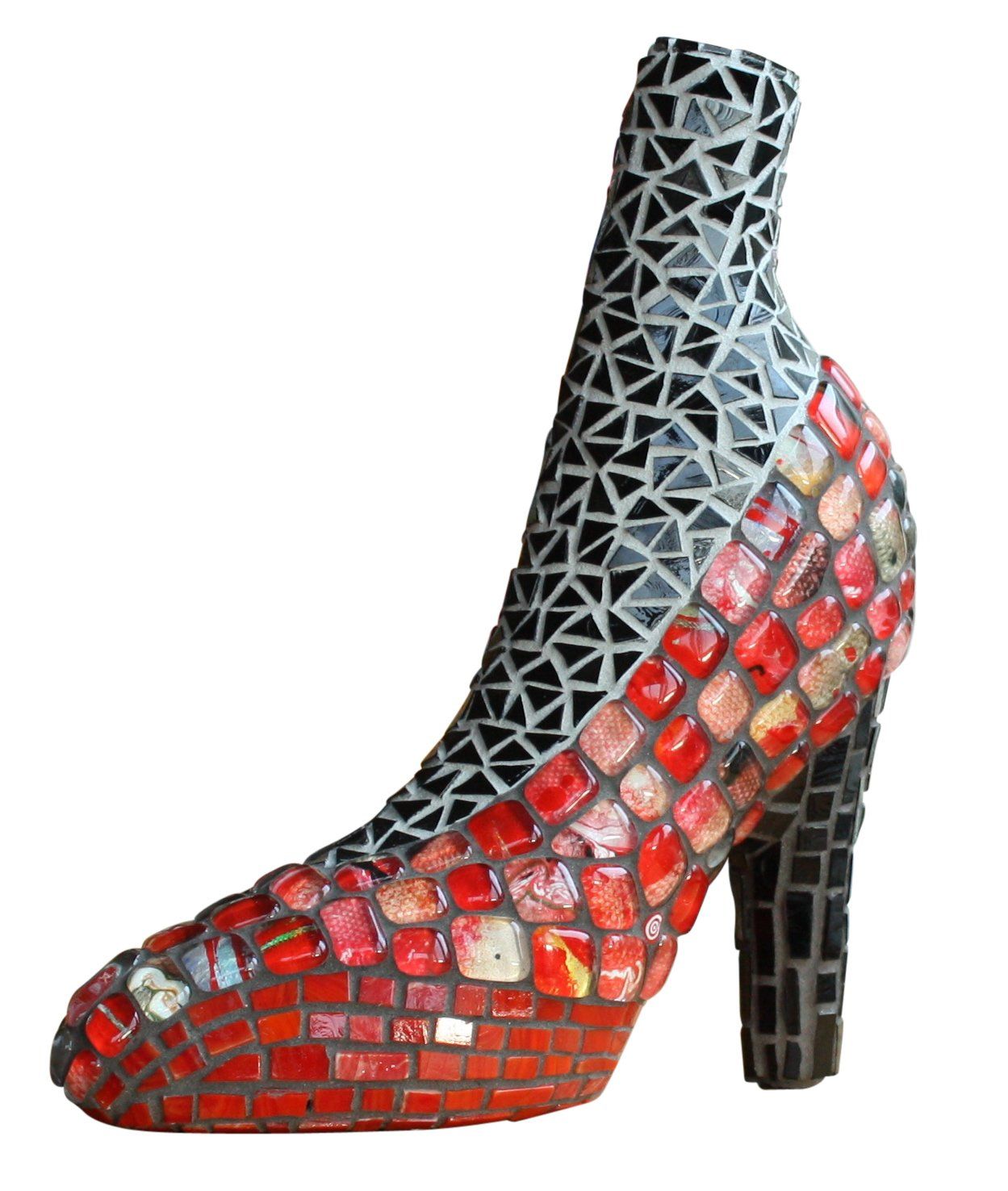 Hoge hakken bedekt met rode en zwarte mozaïektegels
