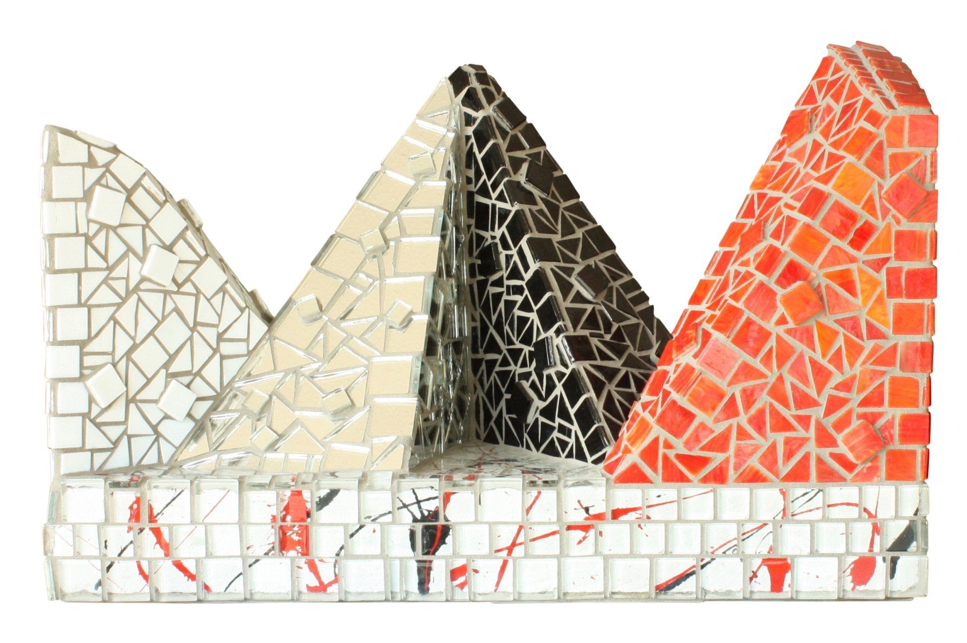 Abstracte mozaïek van vier driehoekige, steenachtige structuren in de kleuren wit, beige, zwart en oranje-rood.