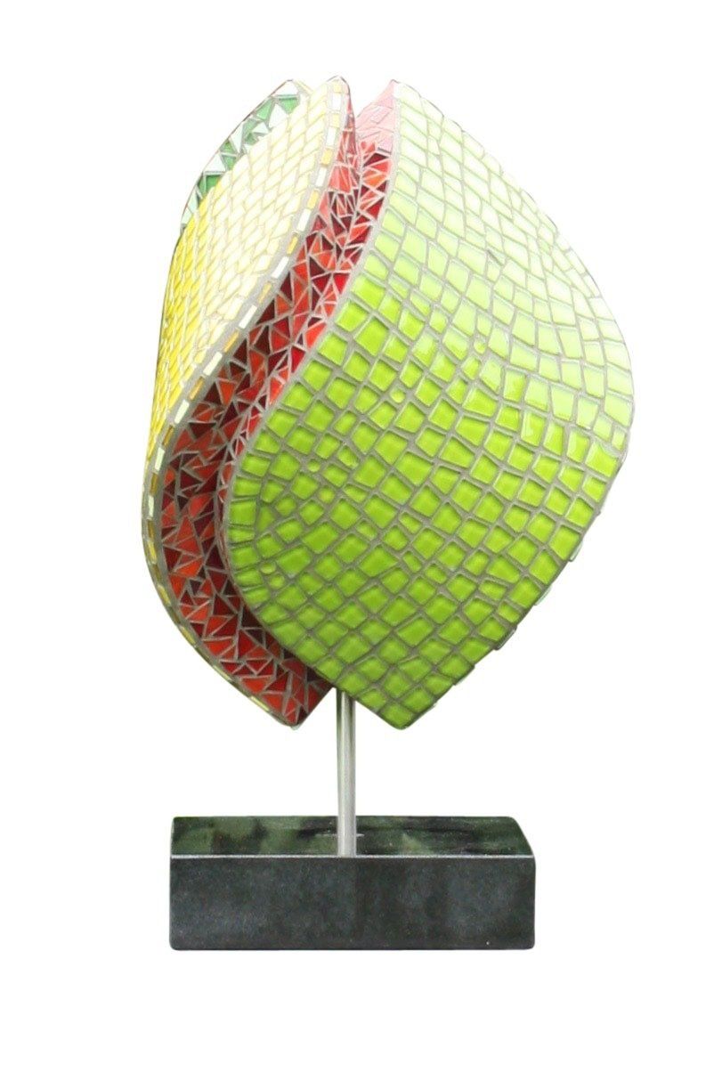 Abstracte sculptuur met geelgroen gaas en een rood gebogen middenstuk op een zwarte basis.