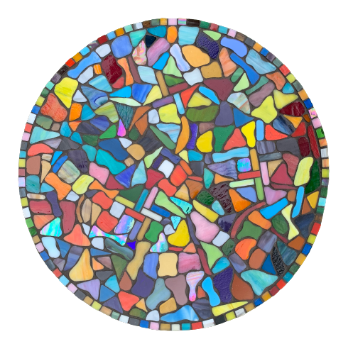 Kleurrijk abstract cirkelvormig mozaïek met glas-in-loodachtige vormen in blauw, rood, geel en groen.