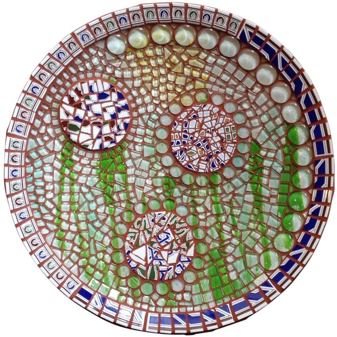 Rond mozaïekbord met geometrische patronen in rood, blauw, groen en wit.