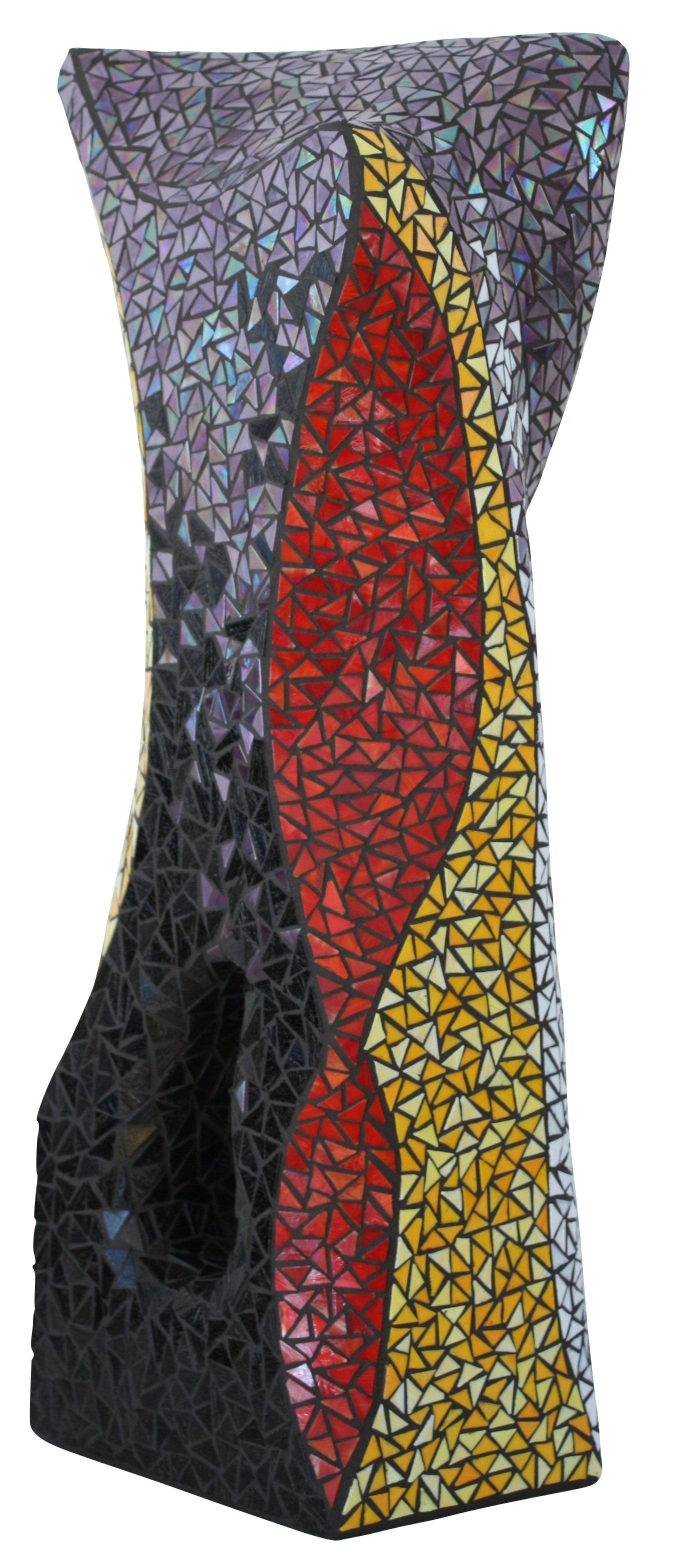 Abstracte mozaïeksculptuur met een hoge zwarte vorm, een rood middenstuk en geel en grijs gestructureerde zijkanten.