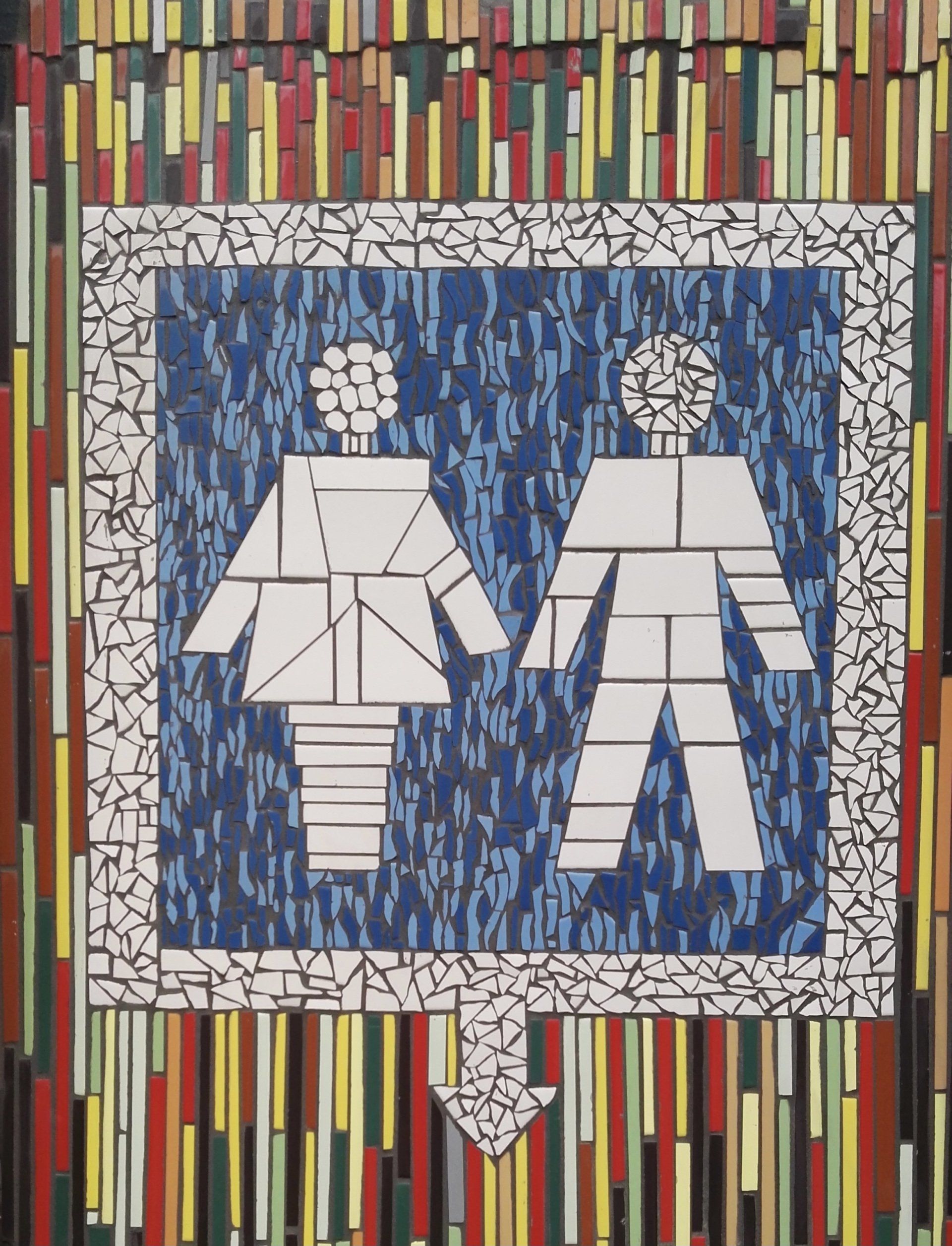Gestileerd mozaïek bord met witte mannelijke en vrouwelijke figuren.