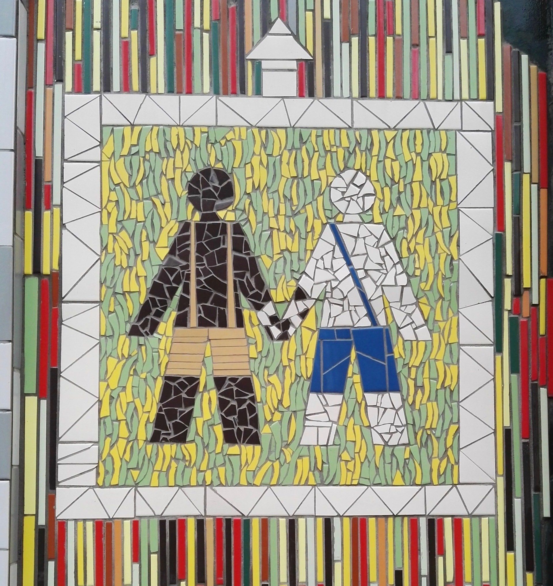Twee gestileerde figuren die elkaars hand vasthouden in een kleurrijk mozaïekframe met een gestreepte rand.