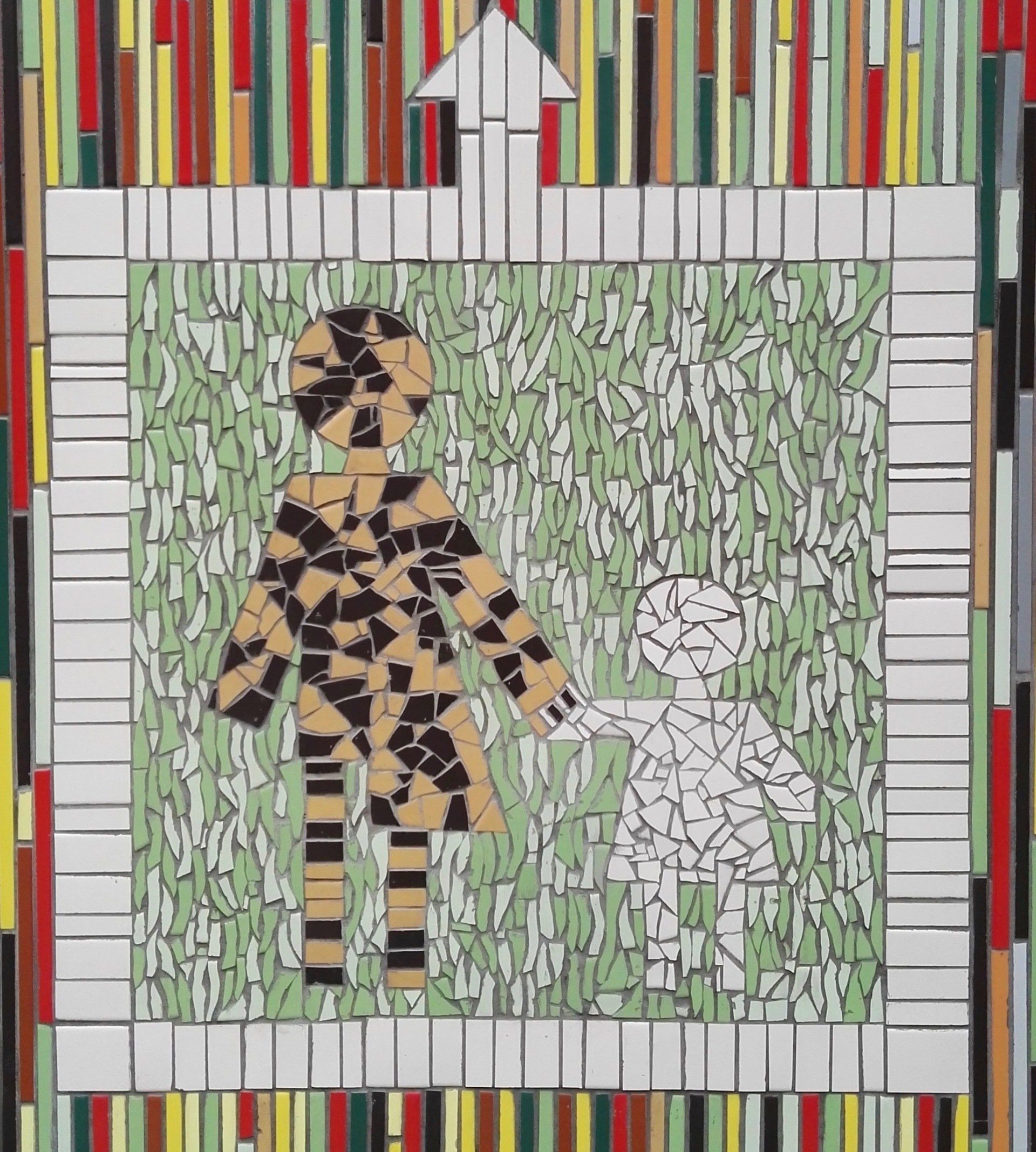 Twee mozaïekfiguren die elkaars hand vasthouden in een groen omlijst tafereel met kleurrijke verticale strepen erboven.